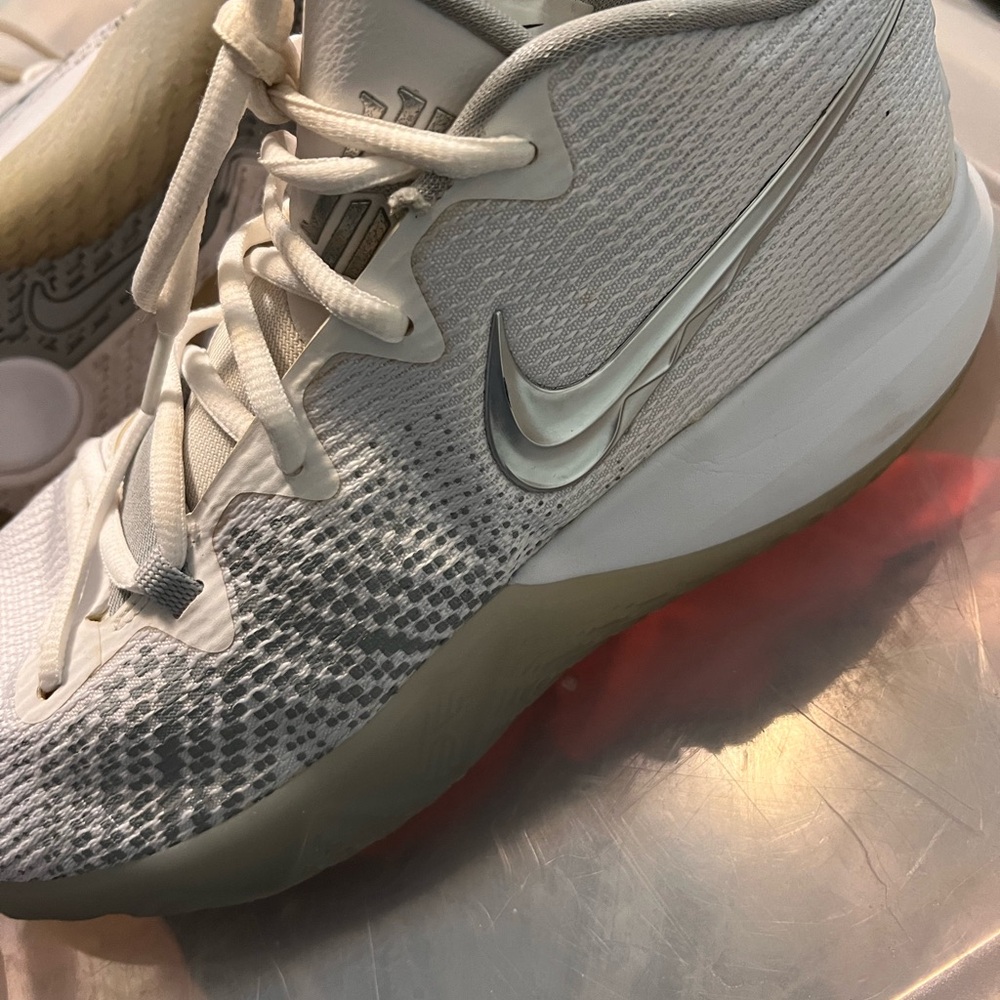 Nike Kyrie Flytrap White Athletic Shoes